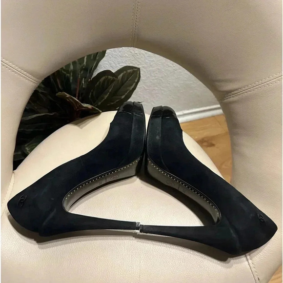 Chanel Black Suede Platform Pumps w/ Patent Leather Cap Toe + CC Logo size 38.5 - Picture 6 of 16